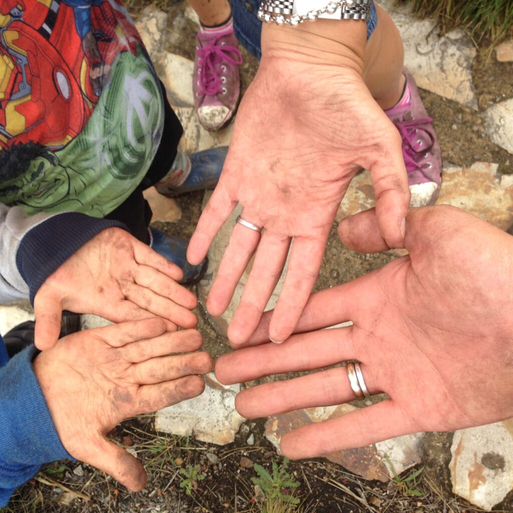 Manos de familia luego del recorrido Pionono