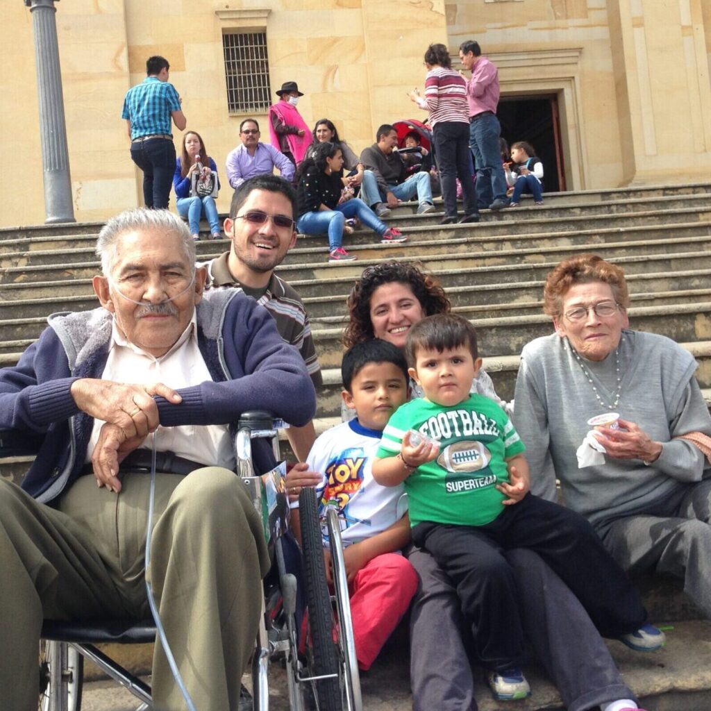 familia frente a la Basílica de Chiquinquirá, Boyacá, Colombia