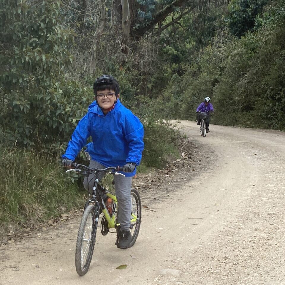 niños en bici en la represa del sisga