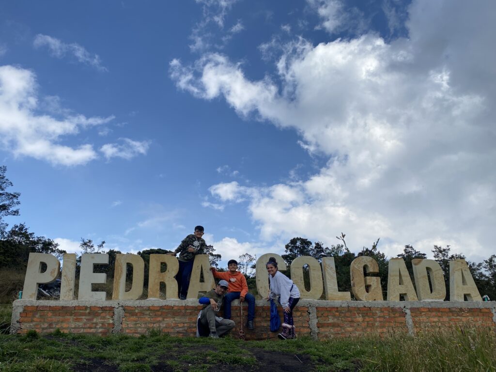 La familia a la entrada de la piedra colgada