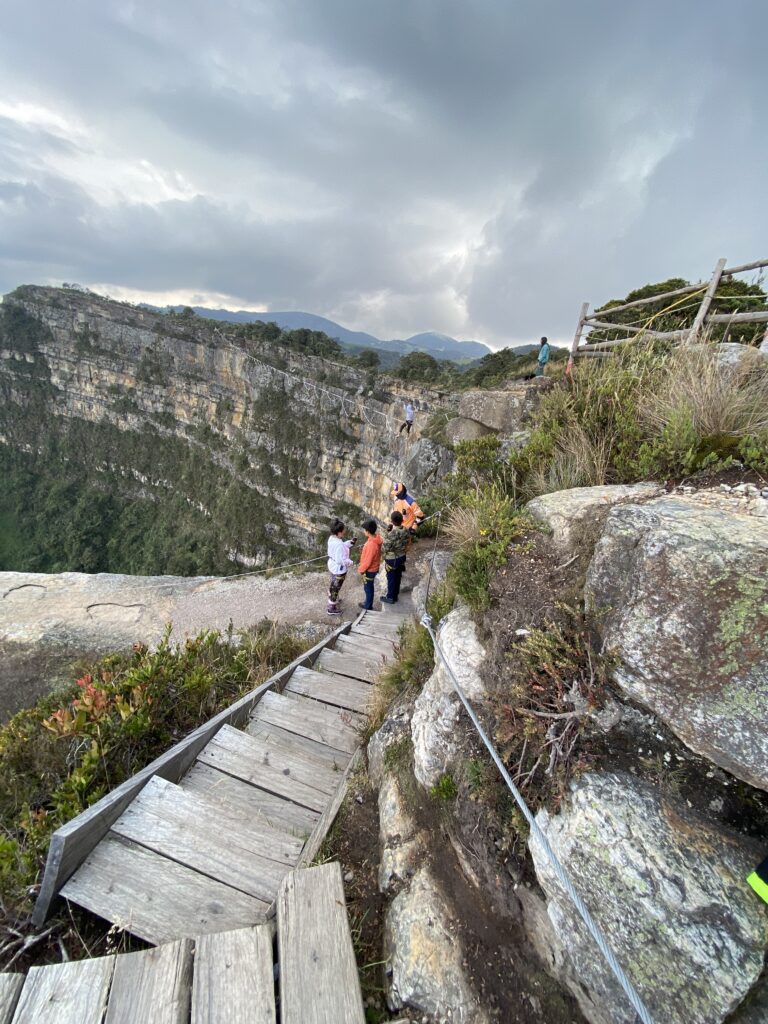 El acceso a la punta de la piedra colgada es muy seguro.