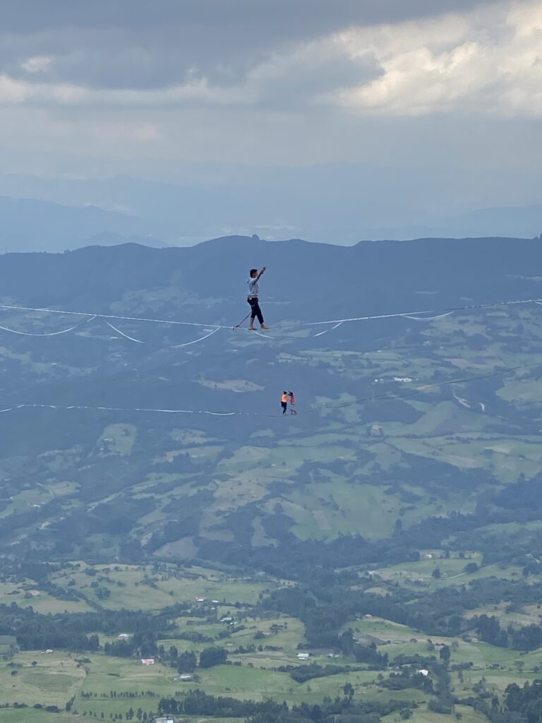 equilibristas profesionales practicando al vacío en frente a la Piedra Colgada