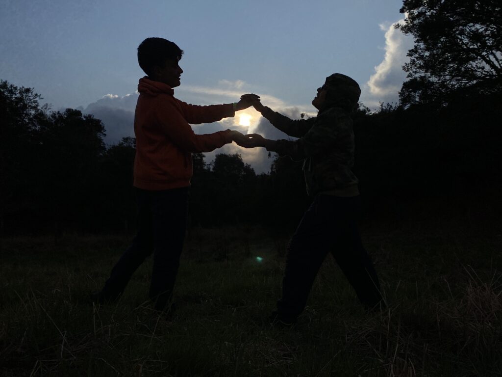 El sol de la tarde en las manos de los hermanos