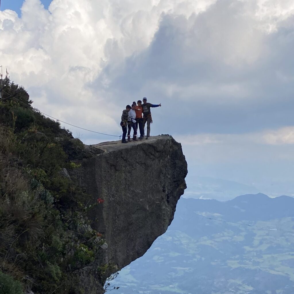 La postal familiar desde la punta de la piedra colgada