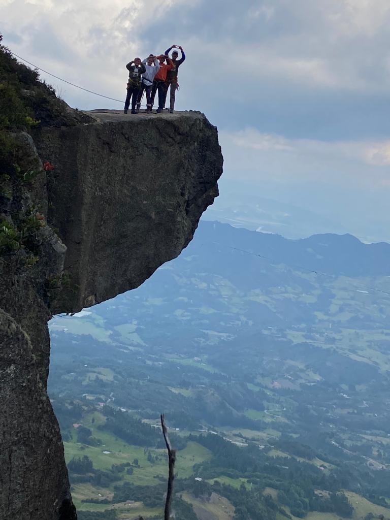 La postal familiar desde la punta de la piedra colgada